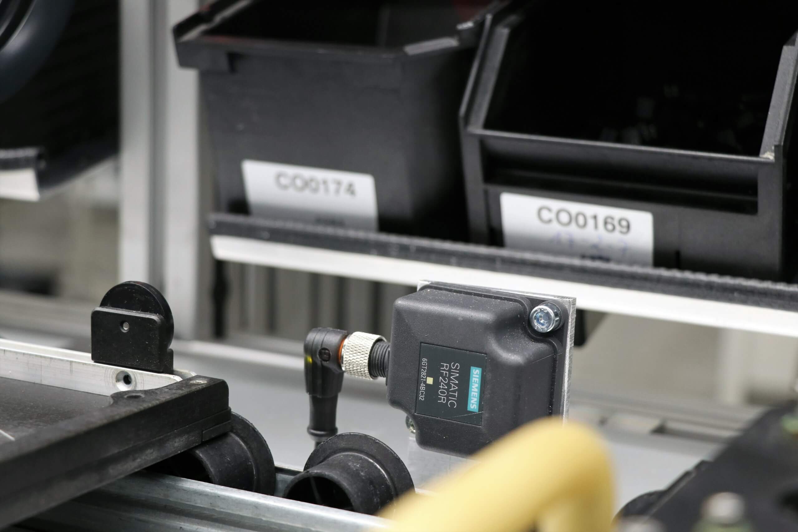 Die Bilder zeigen ein Siemens RFID-Lesegerät und sein Gegenstück, das auf dem Lötrahmen montiert ist